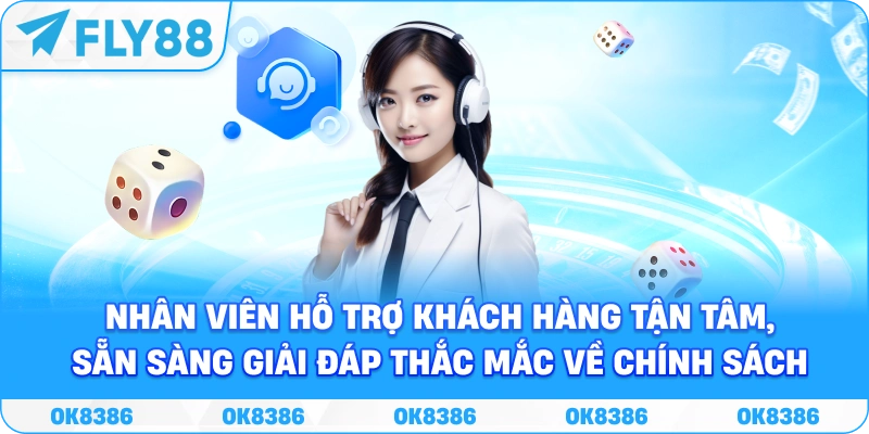 Hình ảnh nhân viên hỗ trợ khách hàng tận tâm, sẵn sàng giải đáp thắc mắc về chính sách